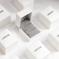 Hộp đựng trang sức nhẫn - bông tai - dây chuyền - nhẫn đôi LAVESTA cao cấp màu trắng sang trọng, thanh lịch